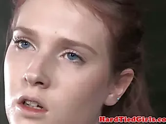 kadar Yaramaz kız amıyla oynamaktan zevk alıyor